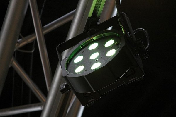 Découvrez la magie des lumières noires pour vos événements